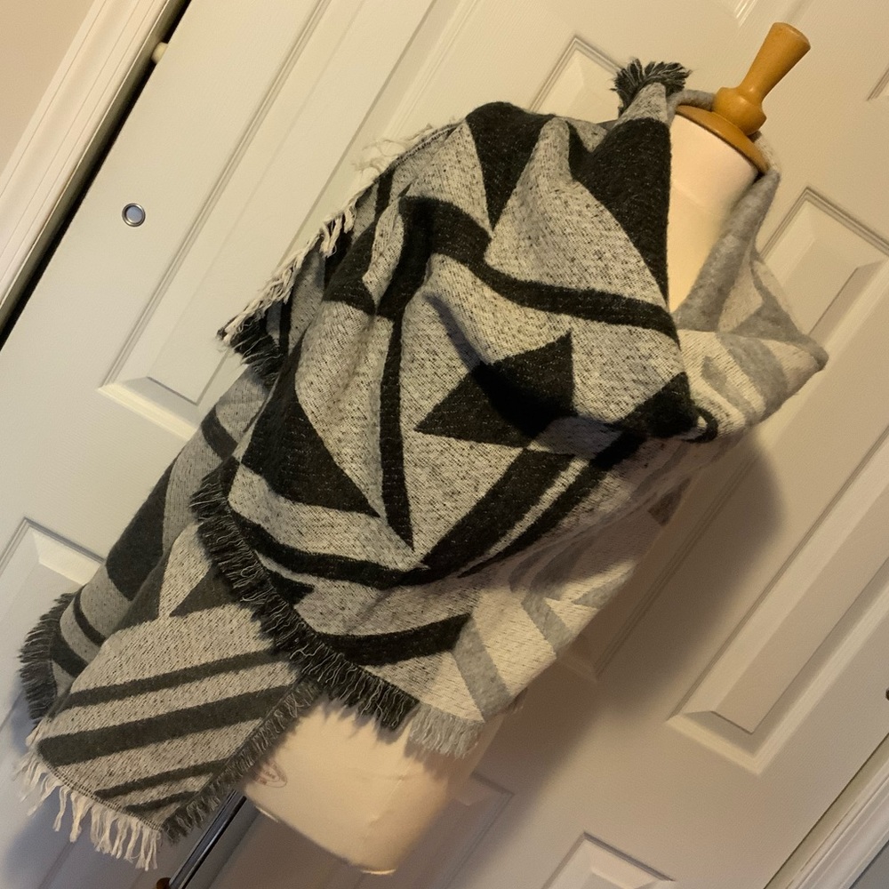 SOLD✔️Aeropostale Black & Gray Blanket  Scarf - Picture 3 of 5